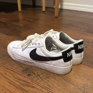 Nike leather sneakers with snake skin swoosh size 8